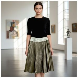 Zenobia Women’s Vintage Margot & Clemence Cream Patent Pleated Skirt. Size 6